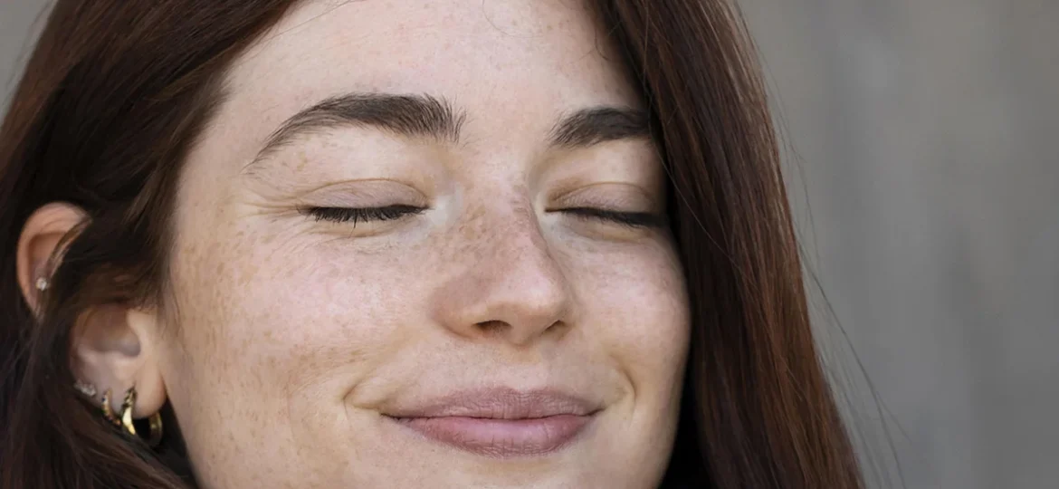 przebarwienia skóry, jak powstają przebarwienia, melanina, melanogeneza