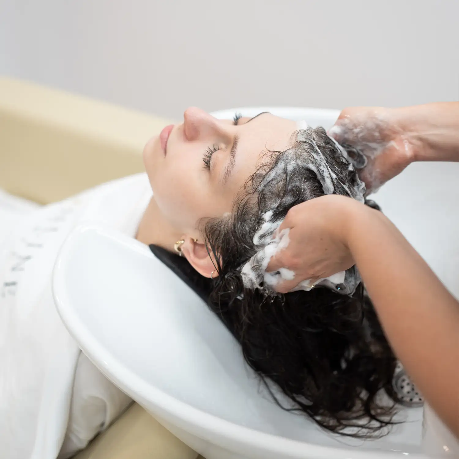 skinline-clinic-warszawa-zabieg-oczyszczajacy-skore-glowy-aromase-medipro-mokotow