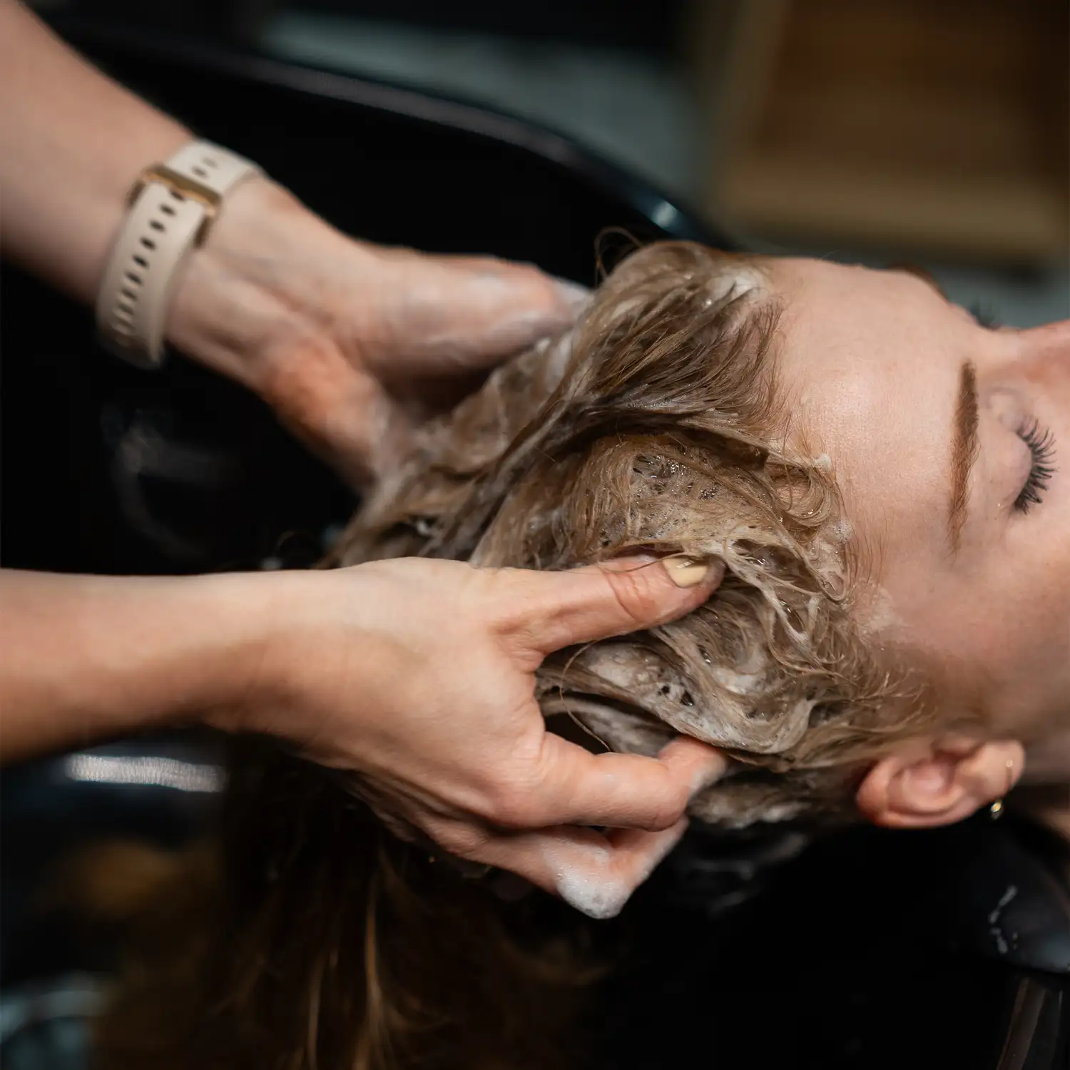 skinline-clinic-warszawa-zabieg-silnie-oczyszczajacy-skore-glowy-juliart-warszawa