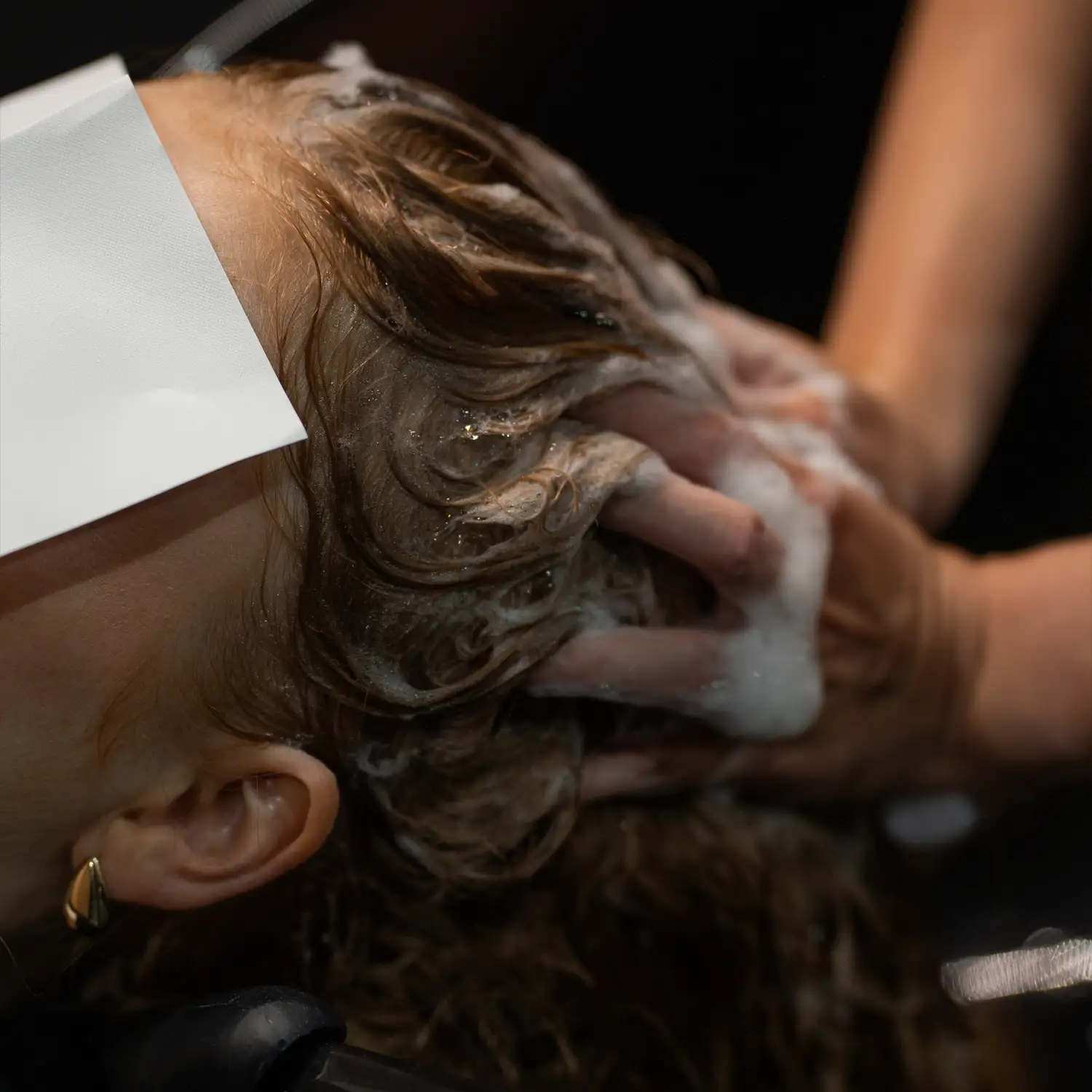 zabieg-silnie-oczyszczajacy-skore-glowy-juliart-warszawa-skinline-clinic-mokotow