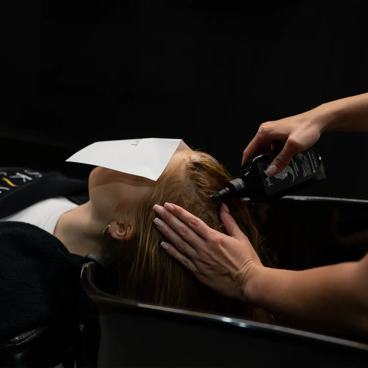 zabieg-silnie-oczyszczajacy-skore-glowy-juliart-warszawa-skinline-clinic